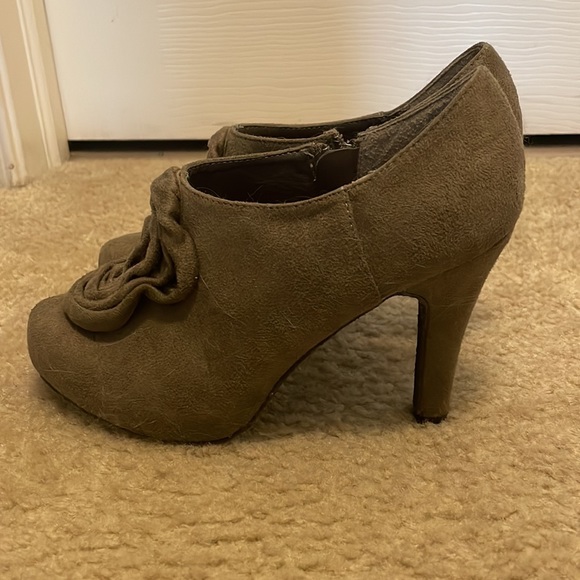 Heels - Picture 2 of 3